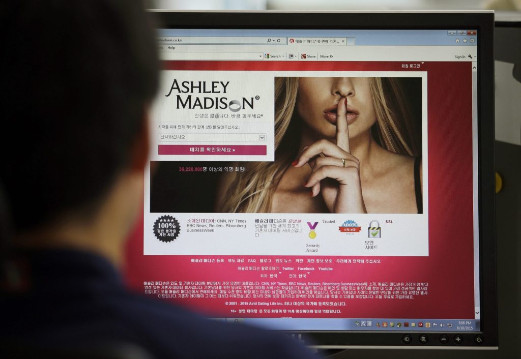 A person views the Korean version of Ashley Madison homepage on a desktop monitor.