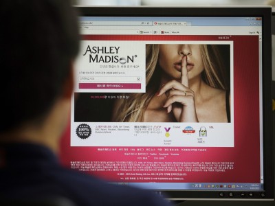 A person views the Korean version of Ashley Madison homepage on a desktop monitor.